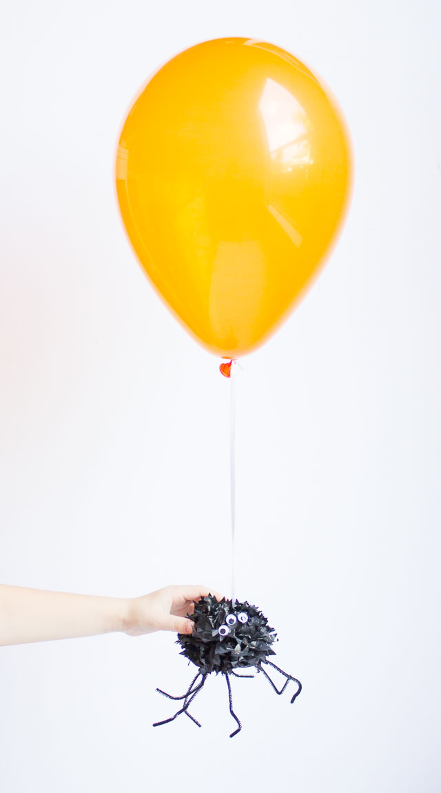 diy-halloween-spider-balloon-1